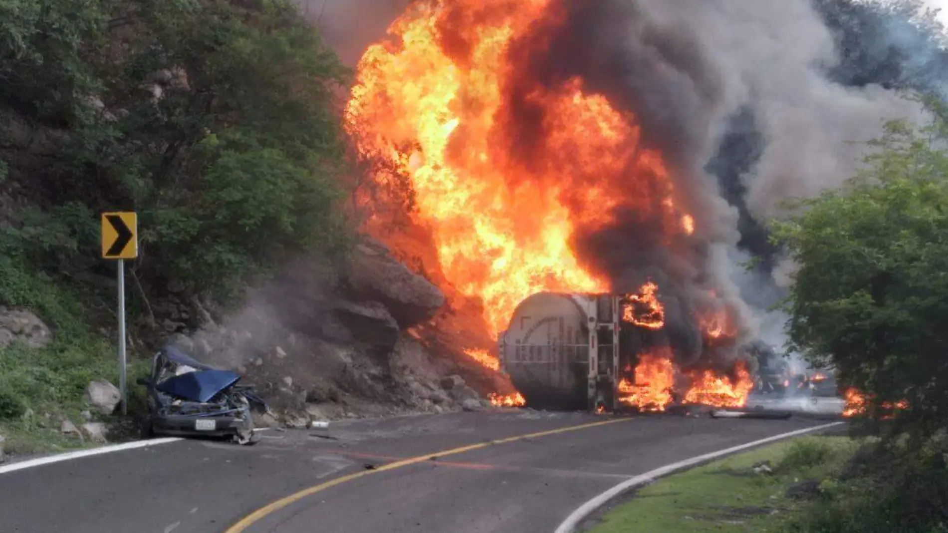 En carretera Izúcar- Acatlán, altura Puerto del Gato, explota pipa